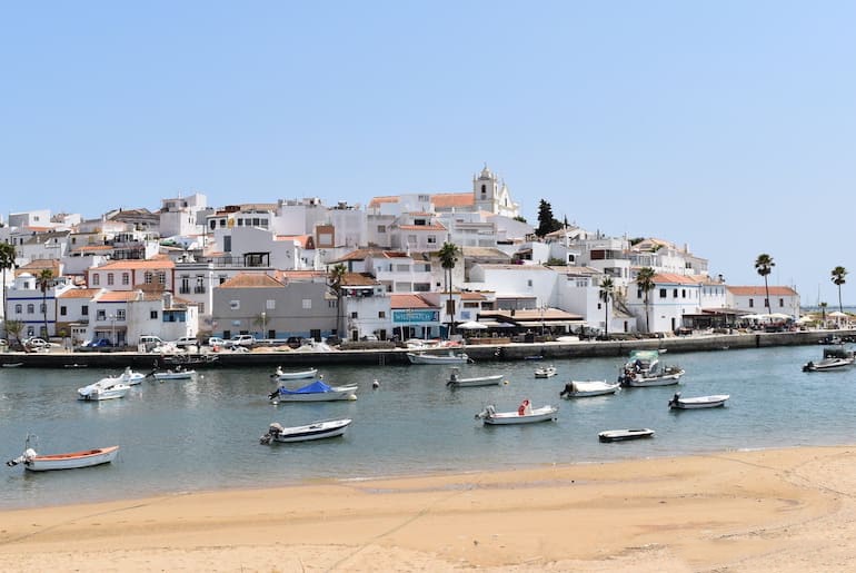 Vista panorâmica de Ferragudo, Algarve — porto com embarcações e casario branco mediterrânico do portfólio imobiliário premium da Global Real Estate